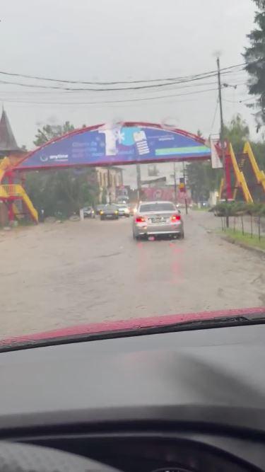 Traficul pe DN1 a fost reluat, se circulă pe câte o bandă pe fiecare sens. Furtunile au făcut prăpăd în Breaza şi Comarnic 1086379