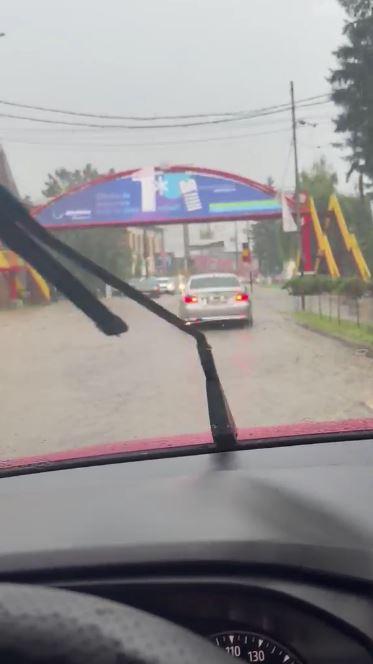 Traficul pe DN1 a fost reluat, se circulă pe câte o bandă pe fiecare sens. Furtunile au făcut prăpăd în Breaza şi Comarnic 1086380