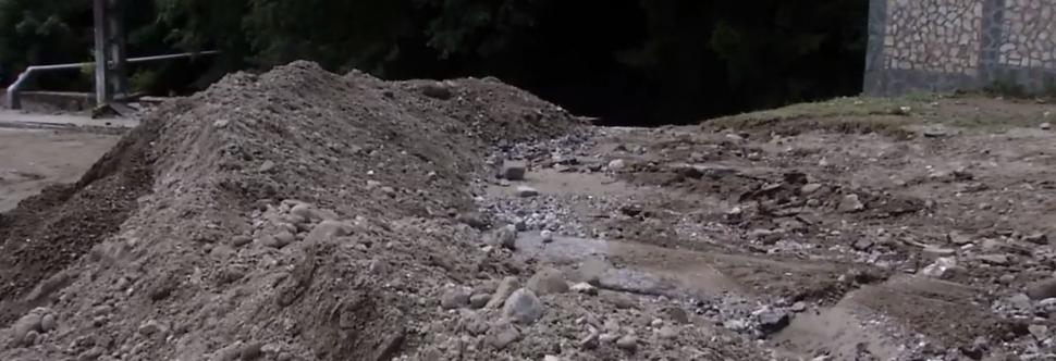 Imagini dramatice cu dezastrul lăsat în urmă de viituri, la Bușteni. "Stau de 55 de ani aici, dar aşa ceva nu am văzut în viaţa mea" 1086215