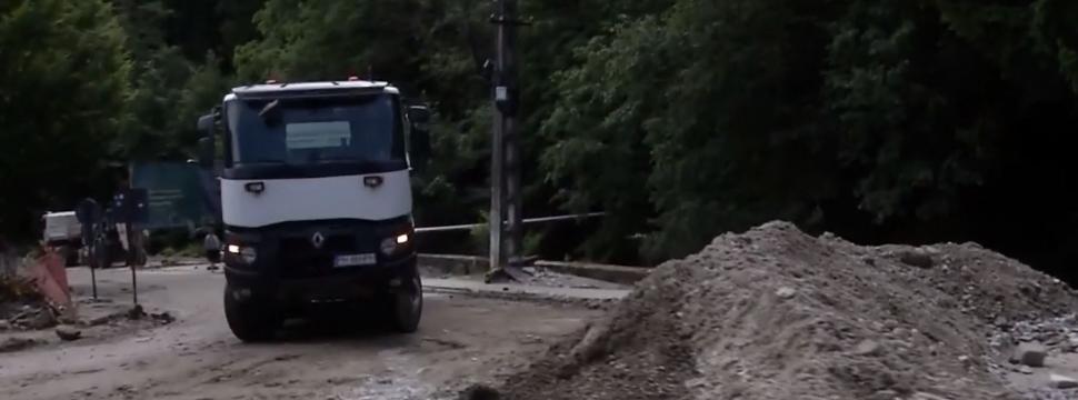 Imagini dramatice cu dezastrul lăsat în urmă de viituri, la Bușteni. "Stau de 55 de ani aici, dar aşa ceva nu am văzut în viaţa mea" 1086216