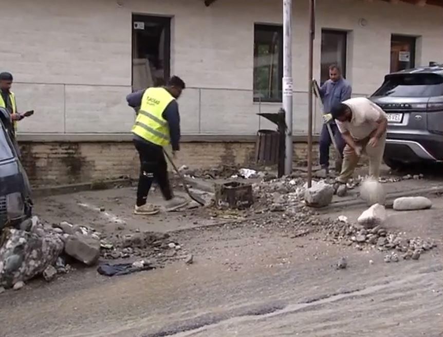 Imagini dramatice cu dezastrul lăsat în urmă de viituri, la Bușteni. "Stau de 55 de ani aici, dar aşa ceva nu am văzut în viaţa mea" 1086220