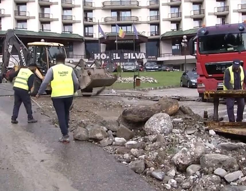 Imagini dramatice cu dezastrul lăsat în urmă de viituri, la Bușteni. "Stau de 55 de ani aici, dar aşa ceva nu am văzut în viaţa mea" 1086221