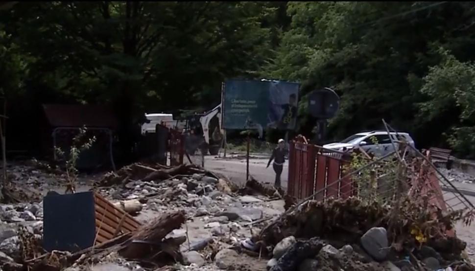 Imagini dramatice cu dezastrul lăsat în urmă de viituri, la Bușteni. "Stau de 55 de ani aici, dar aşa ceva nu am văzut în viaţa mea" 1086222