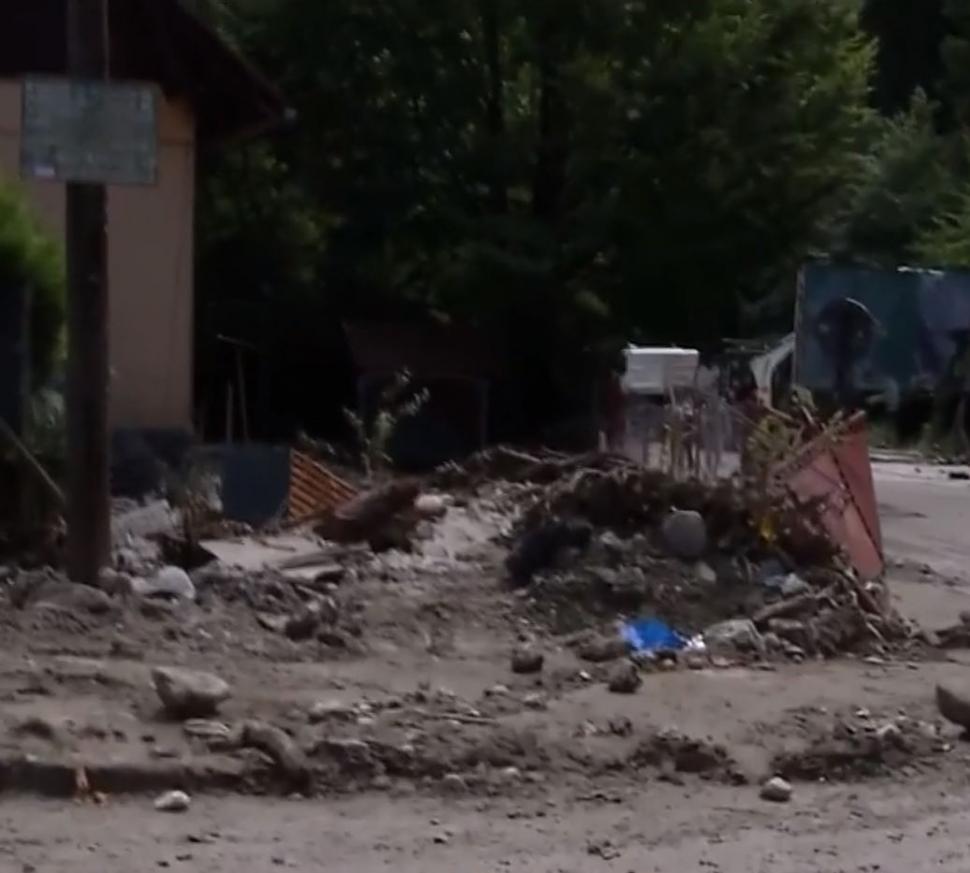Imagini dramatice cu dezastrul lăsat în urmă de viituri, la Bușteni. "Stau de 55 de ani aici, dar aşa ceva nu am văzut în viaţa mea" 1086223
