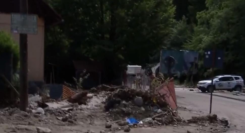 Imagini dramatice cu dezastrul lăsat în urmă de viituri, la Bușteni. "Stau de 55 de ani aici, dar aşa ceva nu am văzut în viaţa mea" 1086224