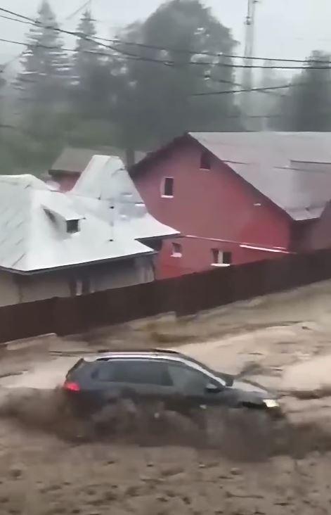 Imagini dramatice cu dezastrul lăsat în urmă de viituri, la Bușteni. "Stau de 55 de ani aici, dar aşa ceva nu am văzut în viaţa mea" 1086225