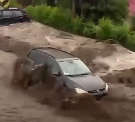 Imagini dramatice cu dezastrul lăsat în urmă de viituri, la Bușteni. "Stau de 55 de ani aici, dar aşa ceva nu am văzut în viaţa mea" 1086226