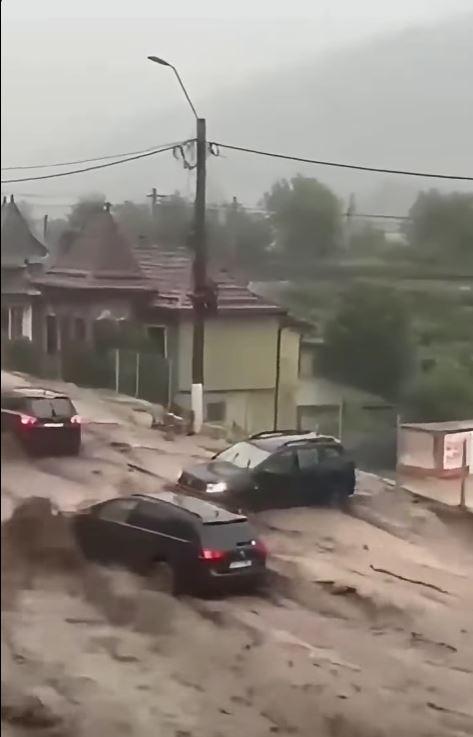 Imagini dramatice cu dezastrul lăsat în urmă de viituri, la Bușteni. "Stau de 55 de ani aici, dar aşa ceva nu am văzut în viaţa mea" 1086227