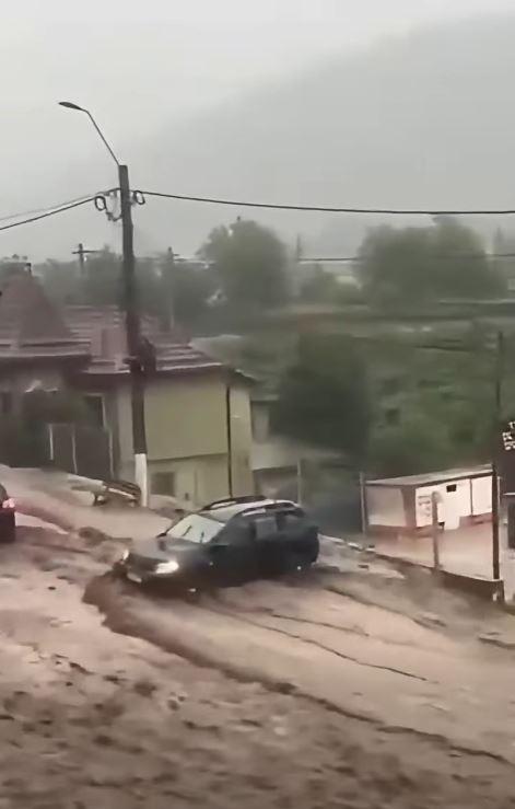 Imagini dramatice cu dezastrul lăsat în urmă de viituri, la Bușteni. "Stau de 55 de ani aici, dar aşa ceva nu am văzut în viaţa mea" 1086228