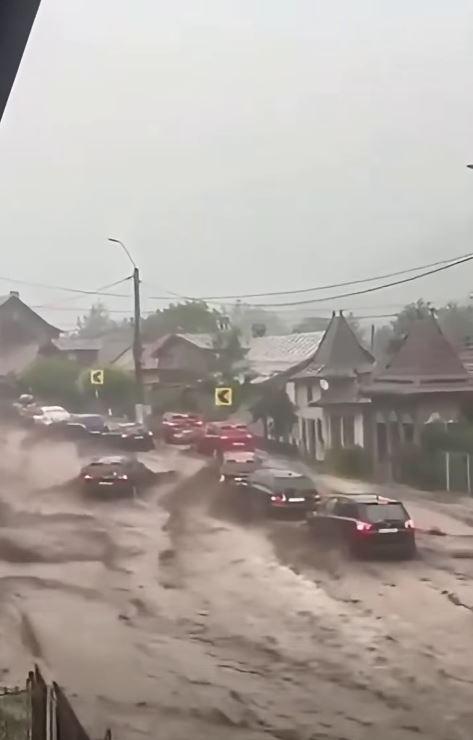 Imagini dramatice cu dezastrul lăsat în urmă de viituri, la Bușteni. "Stau de 55 de ani aici, dar aşa ceva nu am văzut în viaţa mea" 1086229
