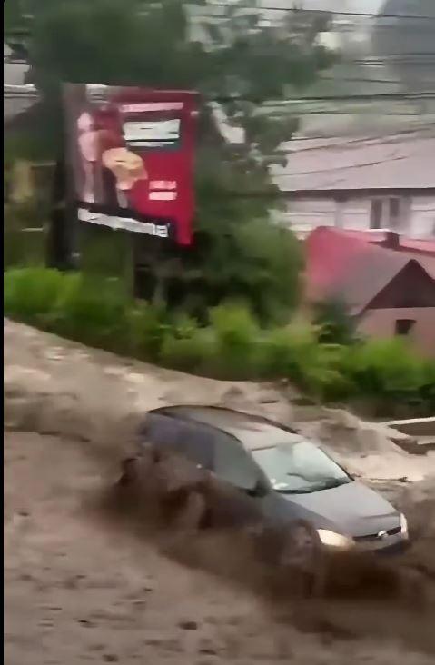 Imagini dramatice cu dezastrul lăsat în urmă de viituri, la Bușteni. "Stau de 55 de ani aici, dar aşa ceva nu am văzut în viaţa mea" 1086230