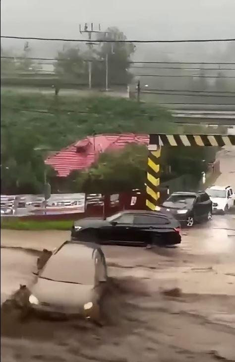 Imagini dramatice cu dezastrul lăsat în urmă de viituri, la Bușteni. "Stau de 55 de ani aici, dar aşa ceva nu am văzut în viaţa mea" 1086231