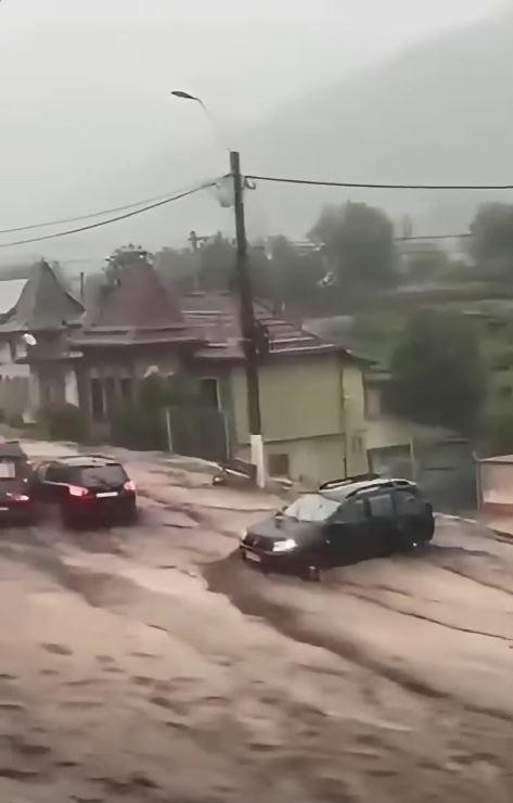 Imagini dramatice cu dezastrul lăsat în urmă de viituri, la Bușteni. "Stau de 55 de ani aici, dar aşa ceva nu am văzut în viaţa mea" 1086232