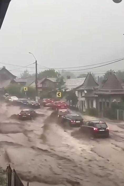 Imagini dramatice cu dezastrul lăsat în urmă de viituri, la Bușteni. "Stau de 55 de ani aici, dar aşa ceva nu am văzut în viaţa mea" 1086233