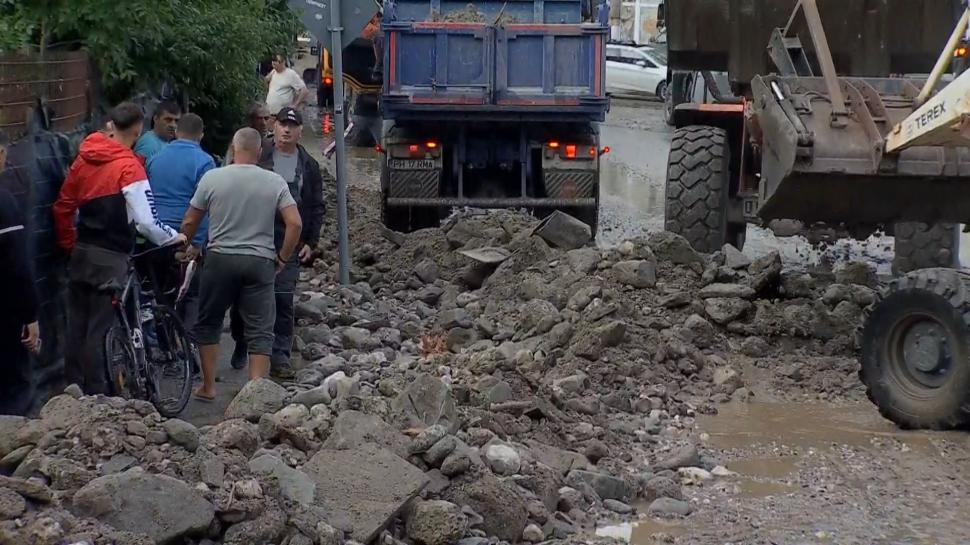 Imagini dramatice cu dezastrul lăsat în urmă de viituri, la Bușteni. "Stau de 55 de ani aici, dar aşa ceva nu am văzut în viaţa mea" 1086234