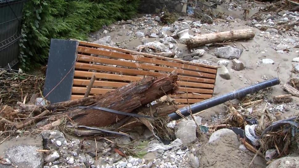 Imagini dramatice cu dezastrul lăsat în urmă de viituri, la Bușteni. "Stau de 55 de ani aici, dar aşa ceva nu am văzut în viaţa mea" 1086235