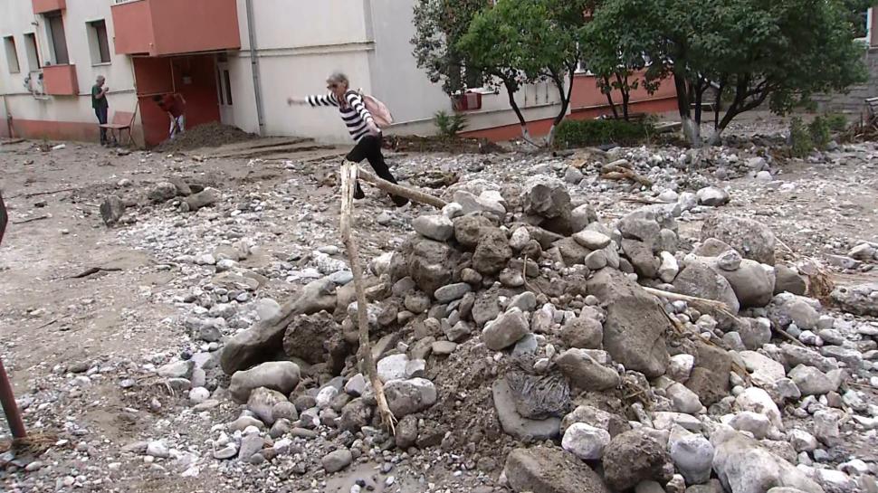 Imagini dramatice cu dezastrul lăsat în urmă de viituri, la Bușteni. "Stau de 55 de ani aici, dar aşa ceva nu am văzut în viaţa mea" 1086236