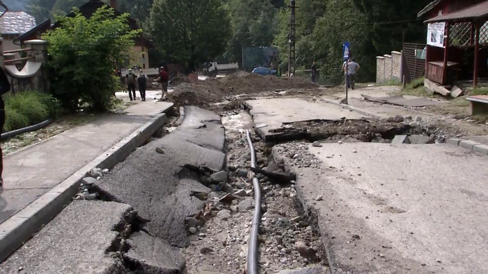 Imagini dramatice cu dezastrul lăsat în urmă de viituri, la Bușteni. "Stau de 55 de ani aici, dar aşa ceva nu am văzut în viaţa mea" 1086237