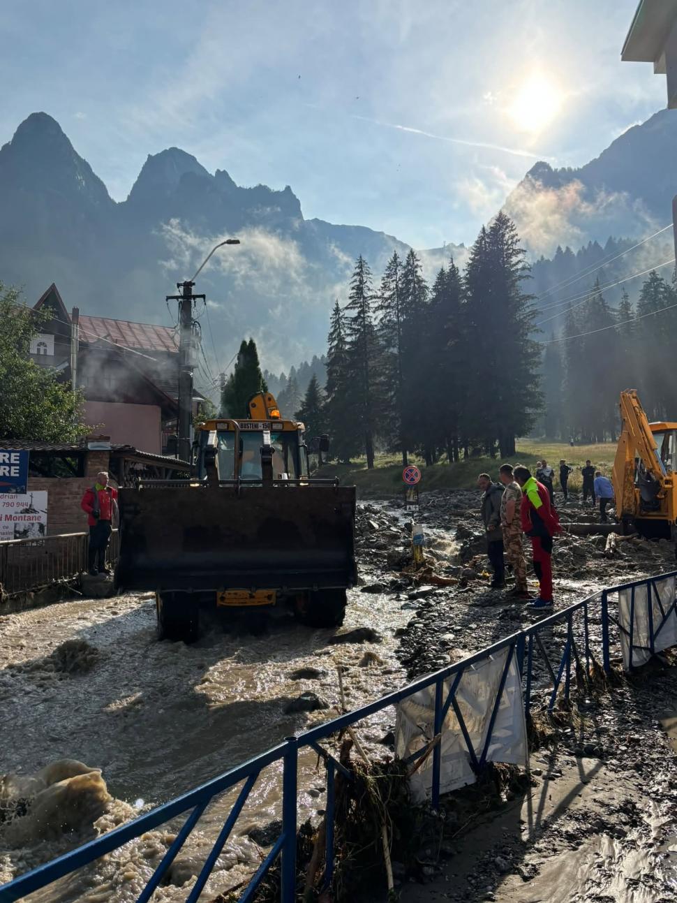 Imagini dramatice cu dezastrul lăsat în urmă de viituri, la Bușteni. "Stau de 55 de ani aici, dar aşa ceva nu am văzut în viaţa mea" 1086266