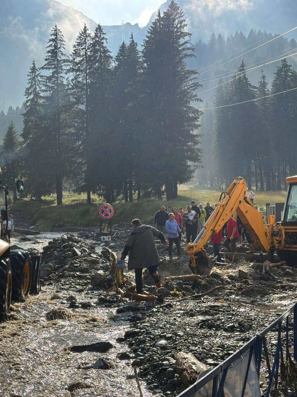 Imagini dramatice cu dezastrul lăsat în urmă de viituri, la Bușteni. "Stau de 55 de ani aici, dar aşa ceva nu am văzut în viaţa mea" 1086267
