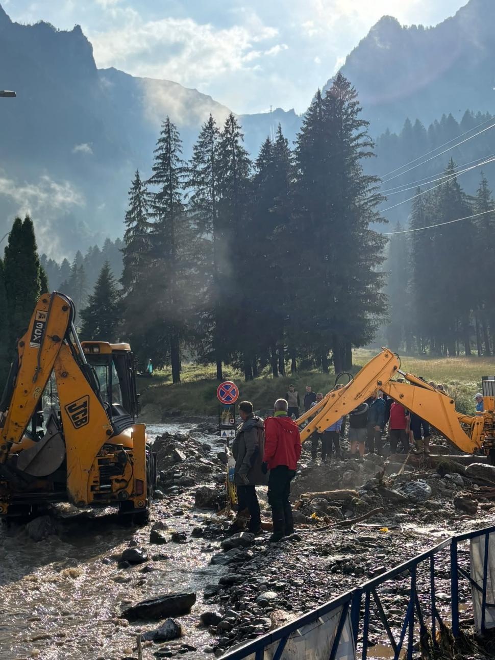Imagini dramatice cu dezastrul lăsat în urmă de viituri, la Bușteni. "Stau de 55 de ani aici, dar aşa ceva nu am văzut în viaţa mea" 1086268
