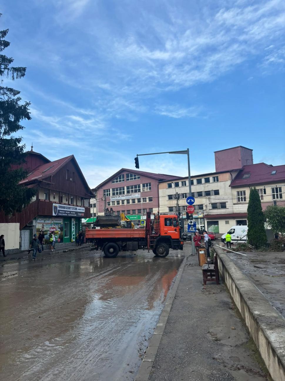 Imagini dramatice cu dezastrul lăsat în urmă de viituri, la Bușteni. "Stau de 55 de ani aici, dar aşa ceva nu am văzut în viaţa mea" 1086270