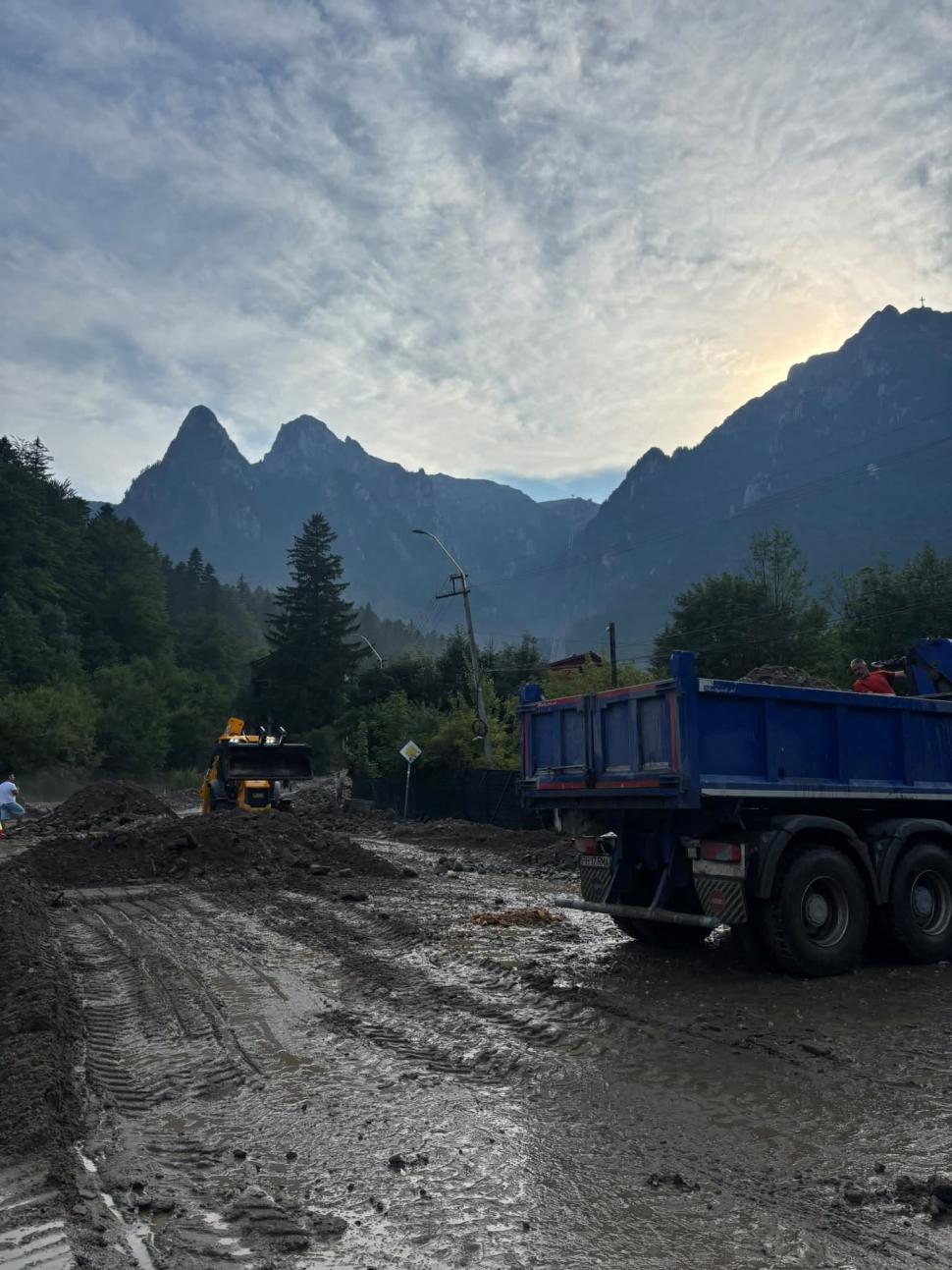 Imagini dramatice cu dezastrul lăsat în urmă de viituri, la Bușteni. "Stau de 55 de ani aici, dar aşa ceva nu am văzut în viaţa mea" 1086271