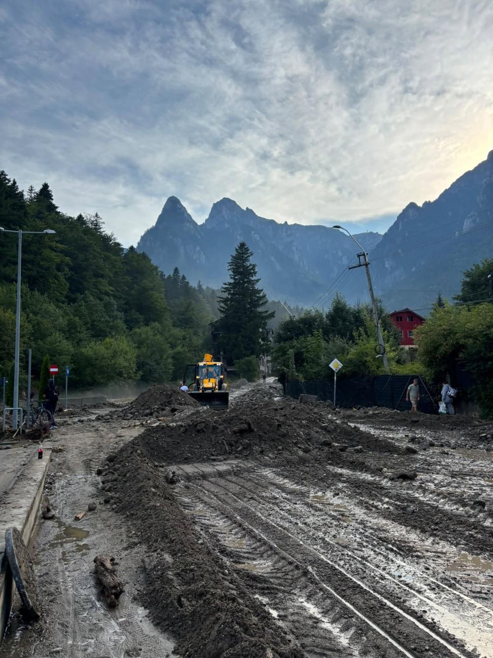 Imagini dramatice cu dezastrul lăsat în urmă de viituri, la Bușteni. "Stau de 55 de ani aici, dar aşa ceva nu am văzut în viaţa mea" 1086272