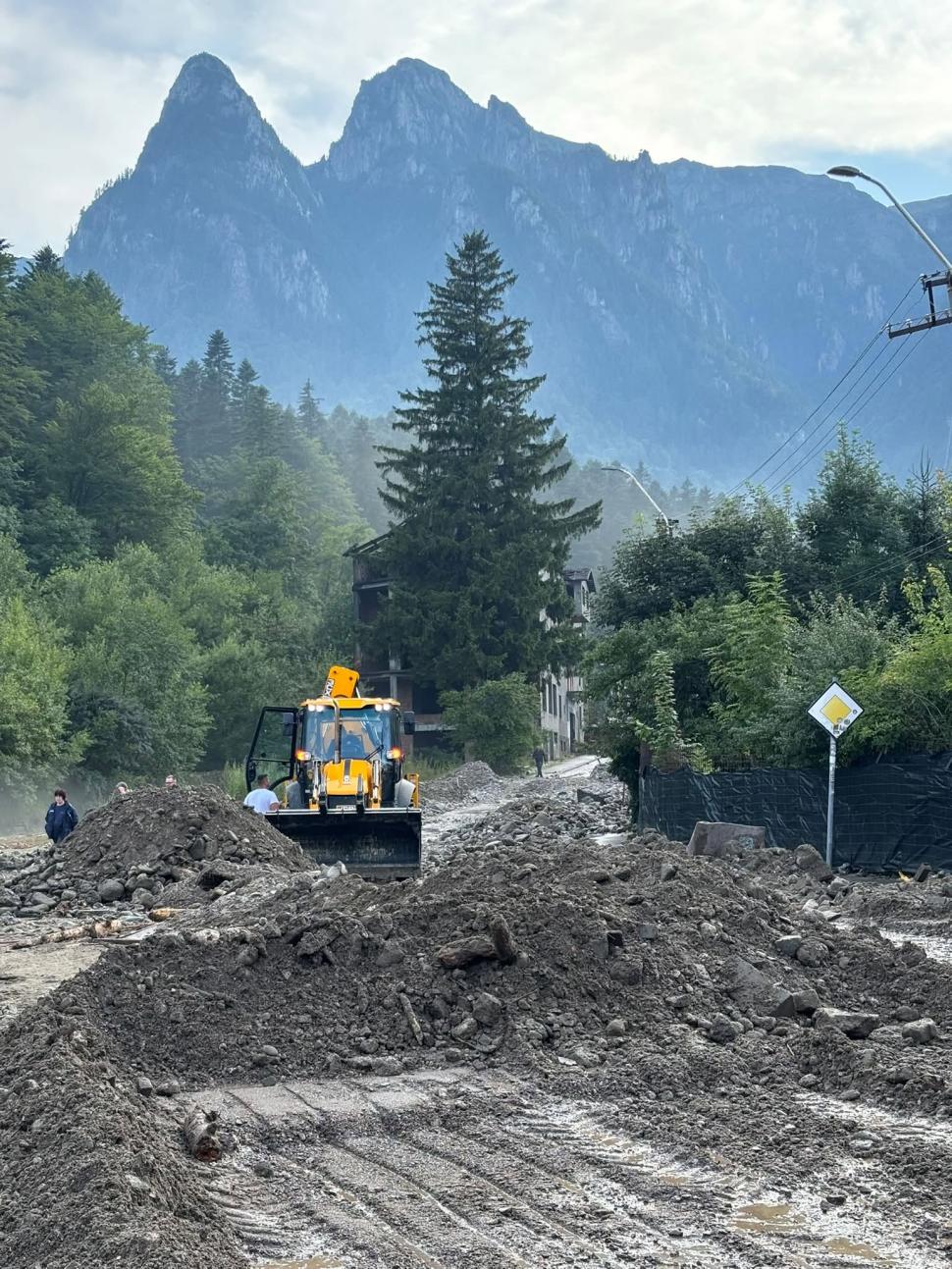 Imagini dramatice cu dezastrul lăsat în urmă de viituri, la Bușteni. "Stau de 55 de ani aici, dar aşa ceva nu am văzut în viaţa mea" 1086273
