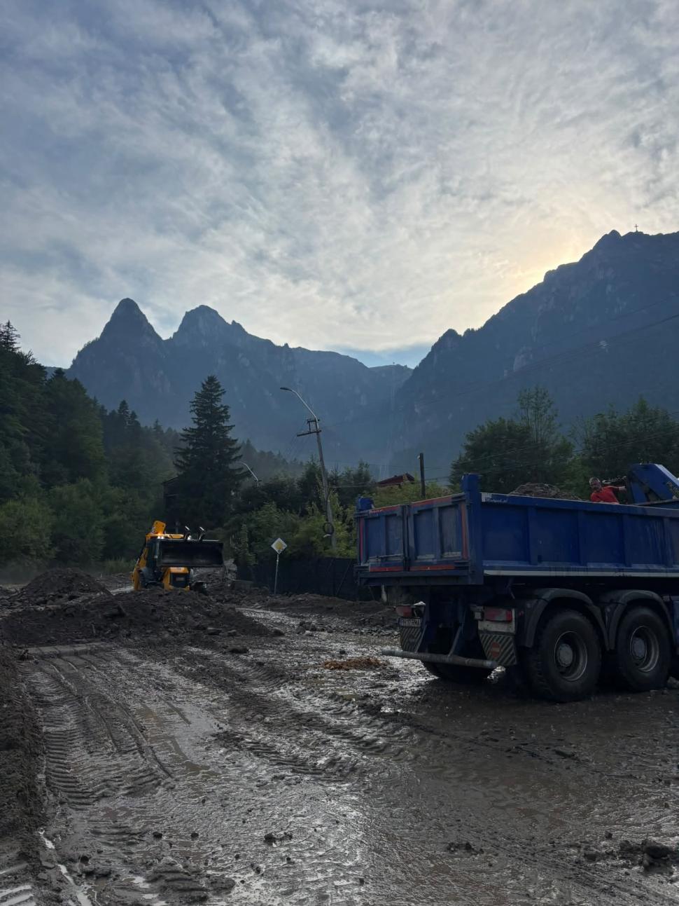 Imagini dramatice cu dezastrul lăsat în urmă de viituri, la Bușteni. "Stau de 55 de ani aici, dar aşa ceva nu am văzut în viaţa mea" 1086274