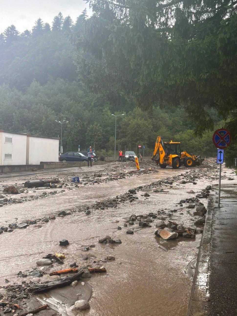Imagini dramatice cu dezastrul lăsat în urmă de viituri, la Bușteni. "Stau de 55 de ani aici, dar aşa ceva nu am văzut în viaţa mea" 1086276