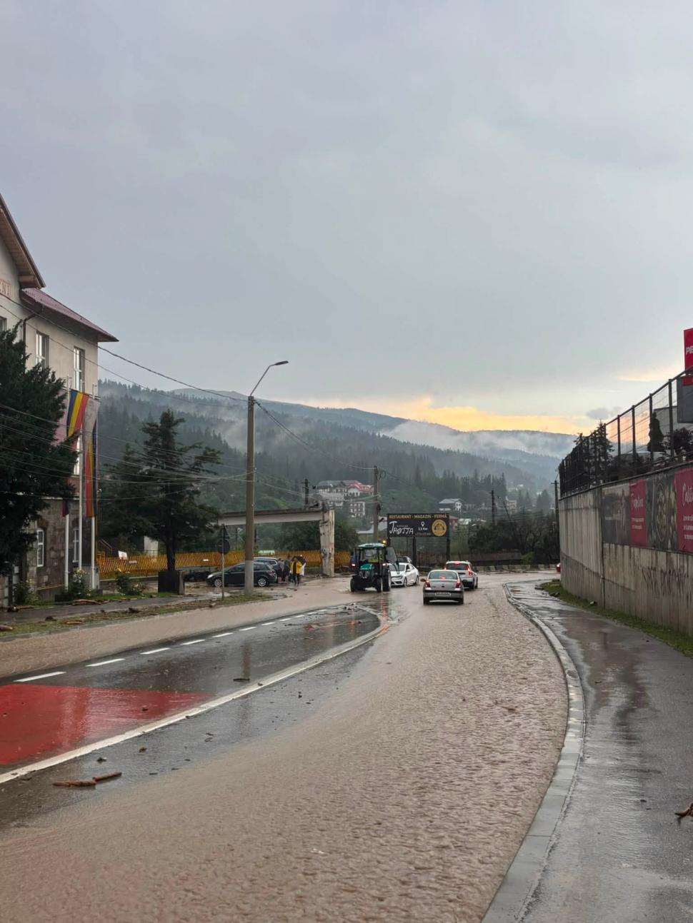 Imagini dramatice cu dezastrul lăsat în urmă de viituri, la Bușteni. "Stau de 55 de ani aici, dar aşa ceva nu am văzut în viaţa mea" 1086277