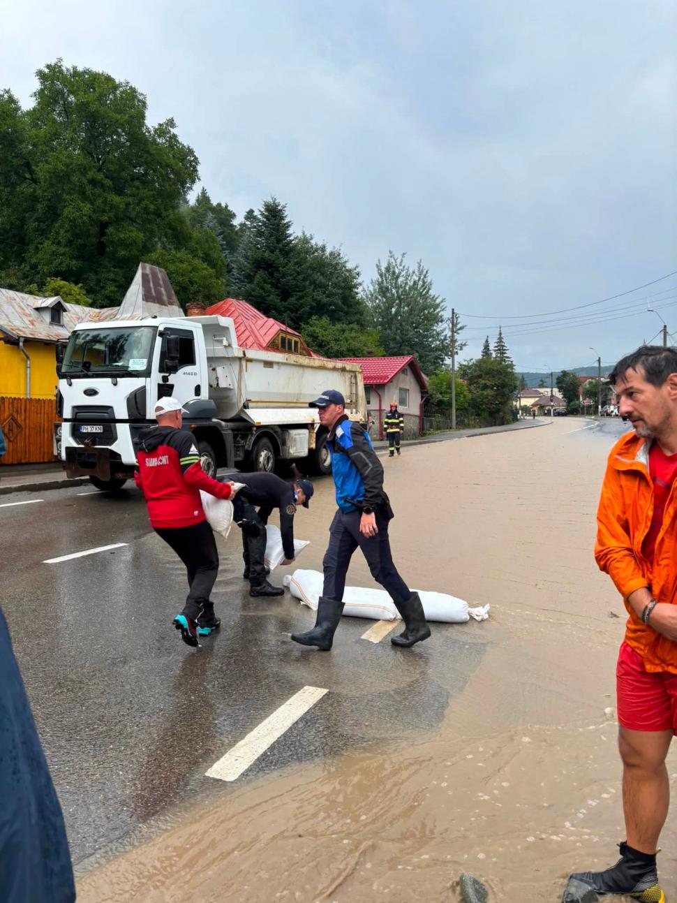 Imagini dramatice cu dezastrul lăsat în urmă de viituri, la Bușteni. "Stau de 55 de ani aici, dar aşa ceva nu am văzut în viaţa mea" 1086278