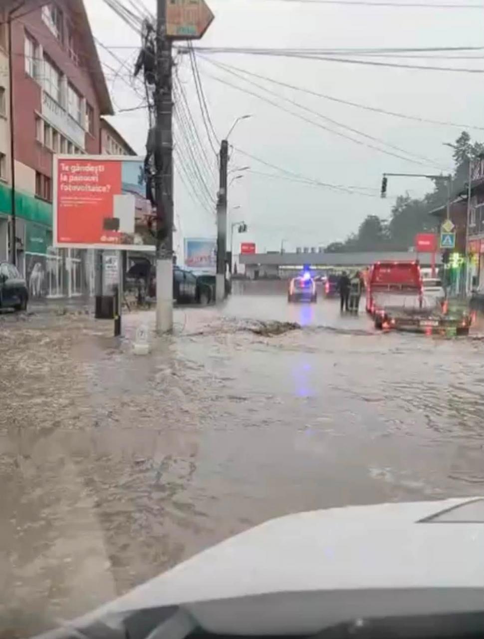 Imagini dramatice cu dezastrul lăsat în urmă de viituri, la Bușteni. "Stau de 55 de ani aici, dar aşa ceva nu am văzut în viaţa mea" 1086280