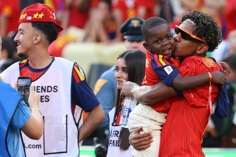 Imaginile virale de la Cupa Mondială 2026 cu fratele mai mic al lui Yamal 1086207