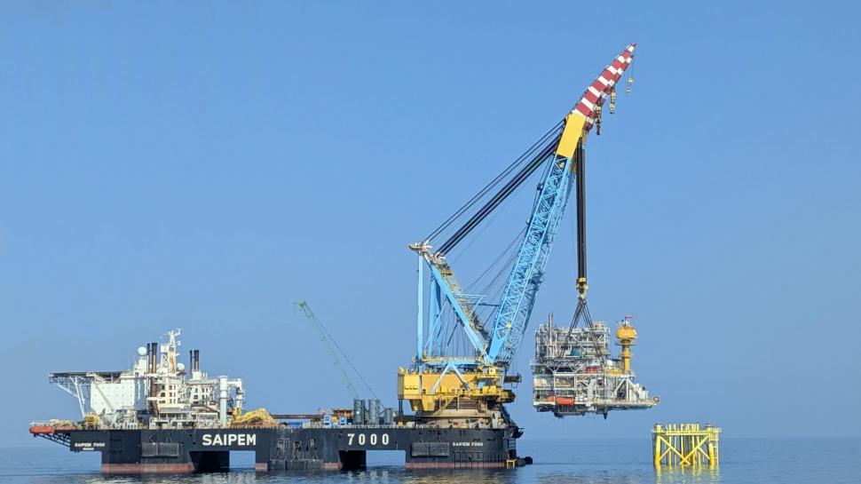 Platforma proiectului Neptun Deep a fost instalată în Marea Neagră. „Neptun Alpha” cântărește 16.500 de tone, cât două turnuri Eiffel  1086200