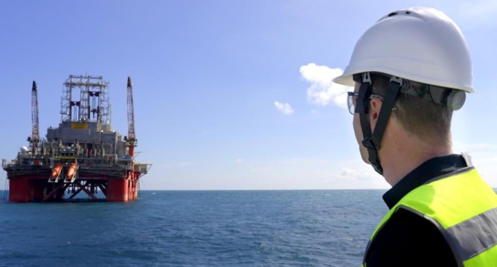 Platforma proiectului Neptun Deep a fost instalată în Marea Neagră. „Neptun Alpha” cântărește 16.500 de tone, cât două turnuri Eiffel  1086211