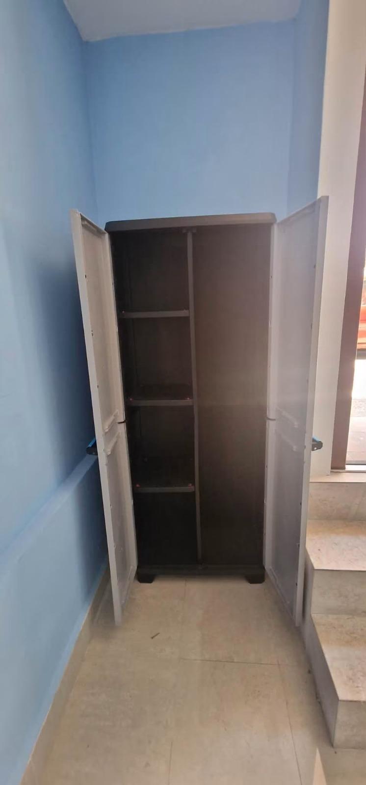 Diana Șoșoacă l-a demis pe președintele SOS Gorj, iar el ar fi vandalizat sediul. Imagini cu mobilierul și pereții distruși 1086642