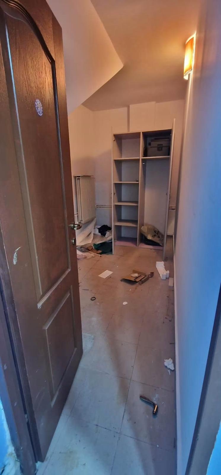 Diana Șoșoacă l-a demis pe președintele SOS Gorj, iar el ar fi vandalizat sediul. Imagini cu mobilierul și pereții distruși 1086644