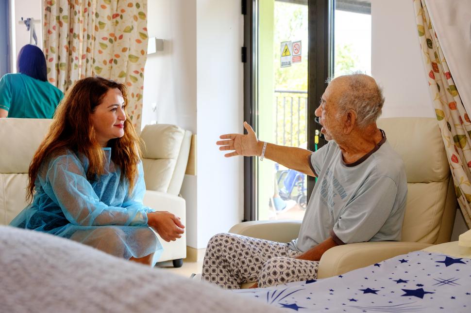 „Nu se mai poate face nimic, luați-l acasă”. 192.000 de români au nevoie de îngrijire paliativă. România acoperă doar 18% 1083976