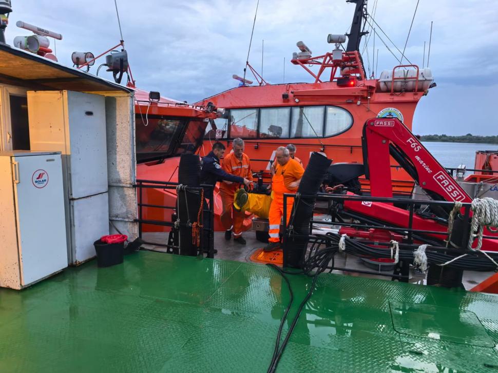 Primele imagini de la operațiunea de salvare a marinarilor de pe petrolierul liberian lovit lângă Sf. Gheorghe. Răniții, duși la spital 1086649