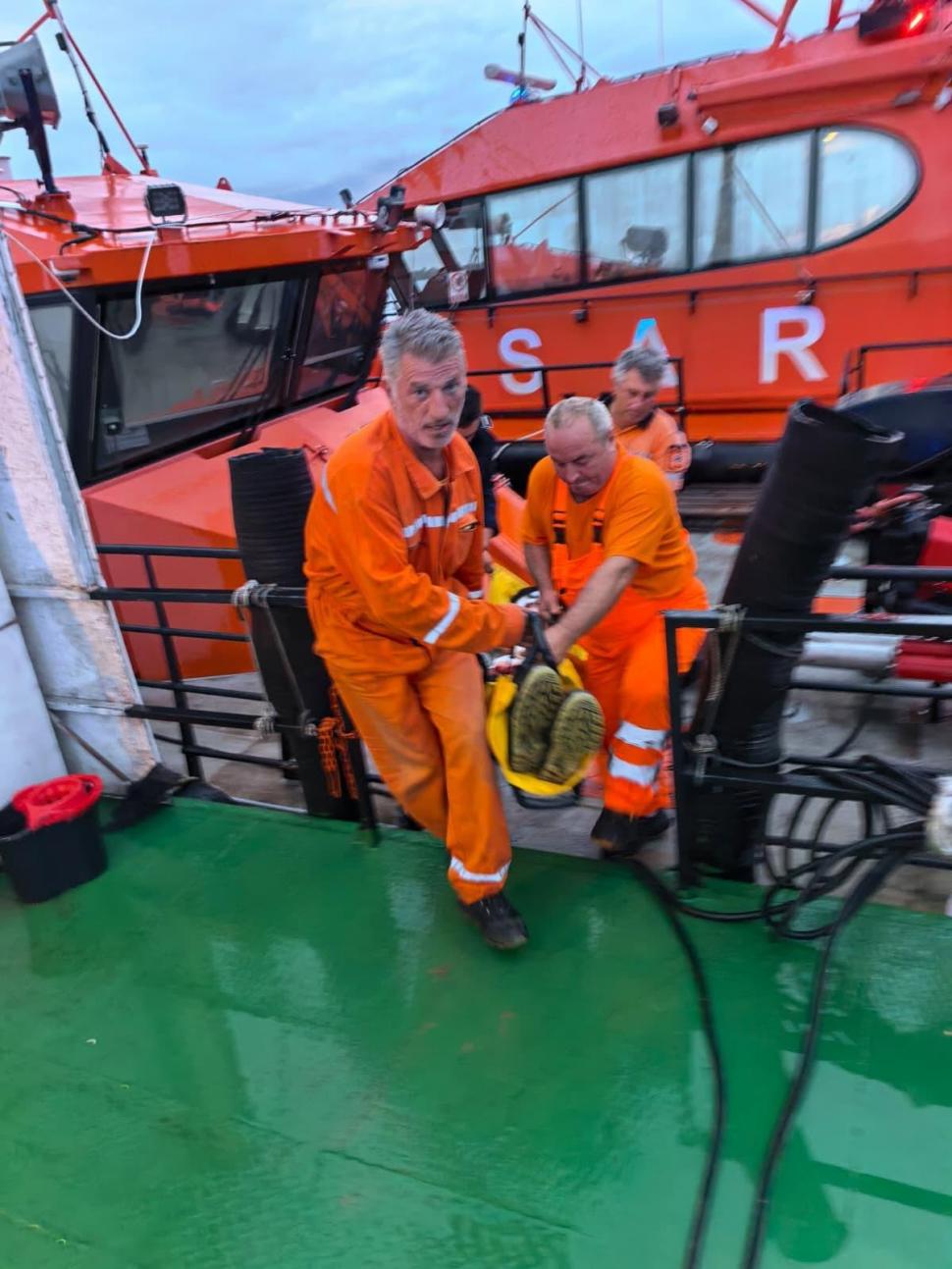Primele imagini de la operațiunea de salvare a marinarilor de pe petrolierul liberian lovit lângă Sf. Gheorghe. Răniții, duși la spital 1086653