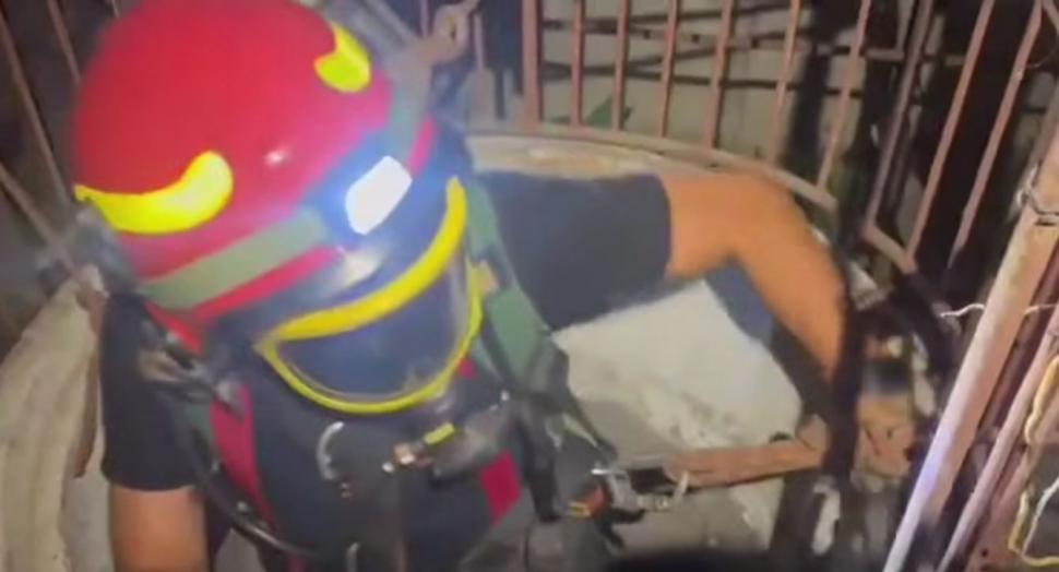 Doi pui de pisică au fost salvaţi de pompieri dintr-o fântână adâncă de 13 metri din judeţul Bihor. Intervenţia specială a fost filmată 1086989