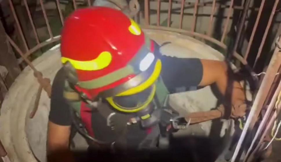 Doi pui de pisică au fost salvaţi de pompieri dintr-o fântână adâncă de 13 metri din judeţul Bihor. Intervenţia specială a fost filmată 1086990