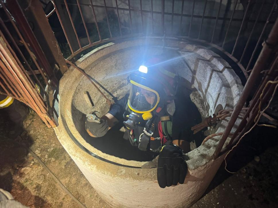 Doi pui de pisică au fost salvaţi de pompieri dintr-o fântână adâncă de 13 metri din judeţul Bihor. Intervenţia specială a fost filmată 1086994