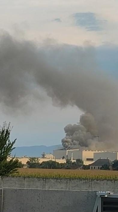 UPDATE Două explozii s-au produs la o fabrică de lemn din Brașov. Acoperișul de pe o bandă transportoare a fost spulberat 1086852