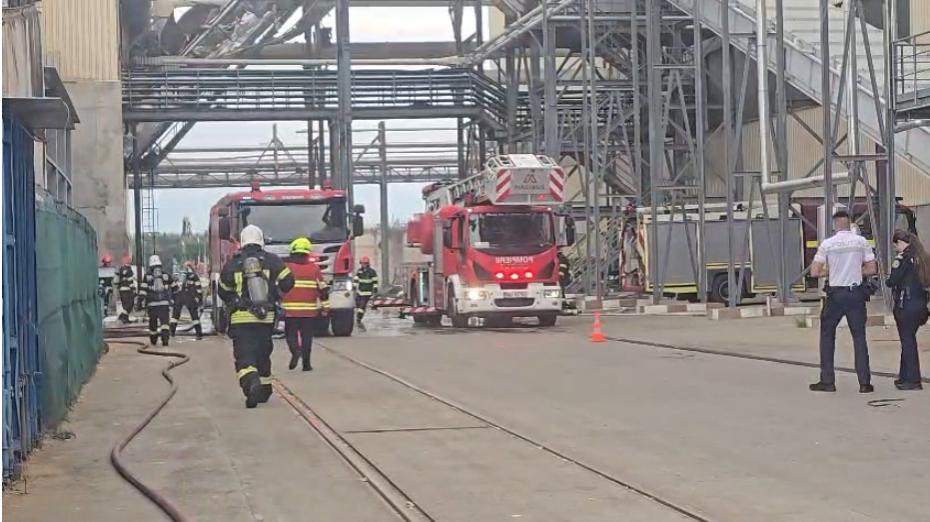 UPDATE Două explozii s-au produs la o fabrică de lemn din Brașov. Acoperișul de pe o bandă transportoare a fost spulberat 1086858