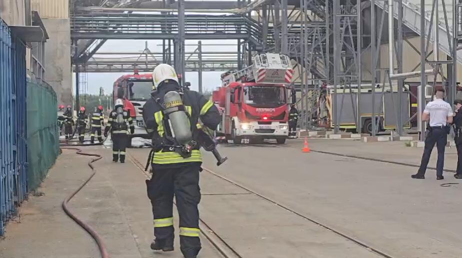 UPDATE Două explozii s-au produs la o fabrică de lemn din Brașov. Acoperișul de pe o bandă transportoare a fost spulberat 1086859