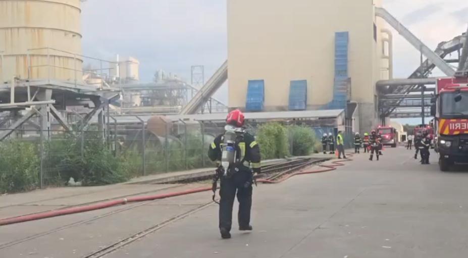 UPDATE Două explozii s-au produs la o fabrică de lemn din Brașov. Acoperișul de pe o bandă transportoare a fost spulberat 1086860