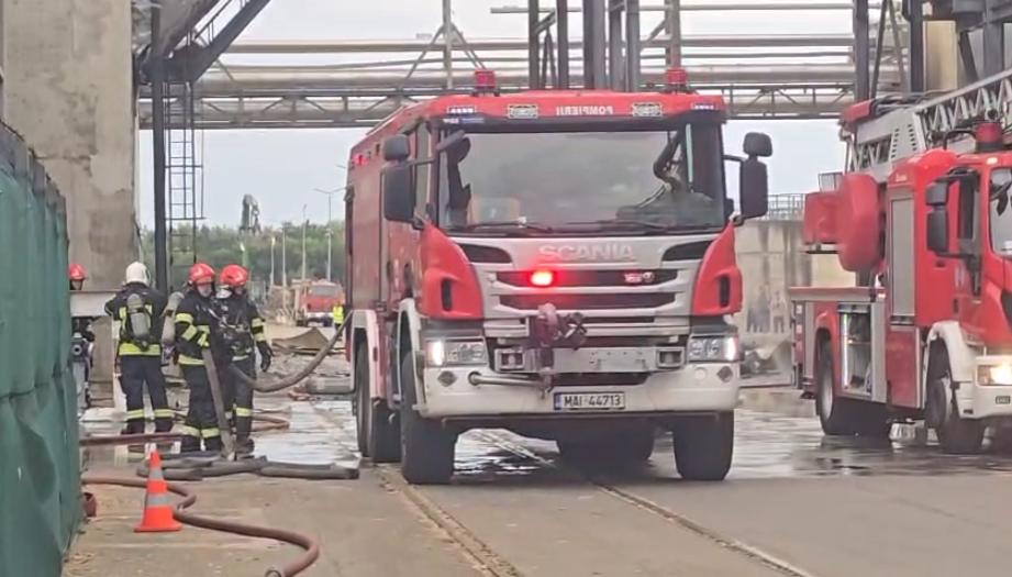 UPDATE Două explozii s-au produs la o fabrică de lemn din Brașov. Acoperișul de pe o bandă transportoare a fost spulberat 1086861